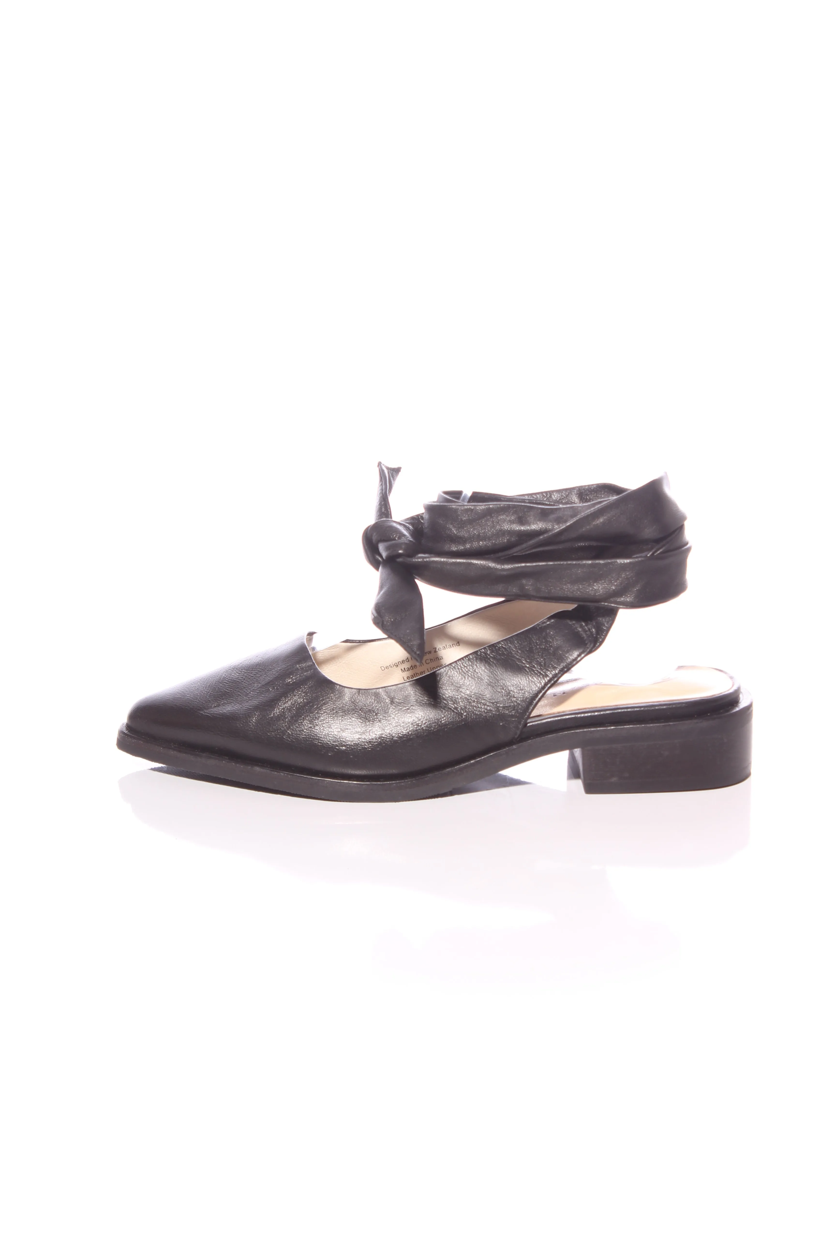 CHAOS & HARMONY (BN) Strappy Ivy leather flats! 38